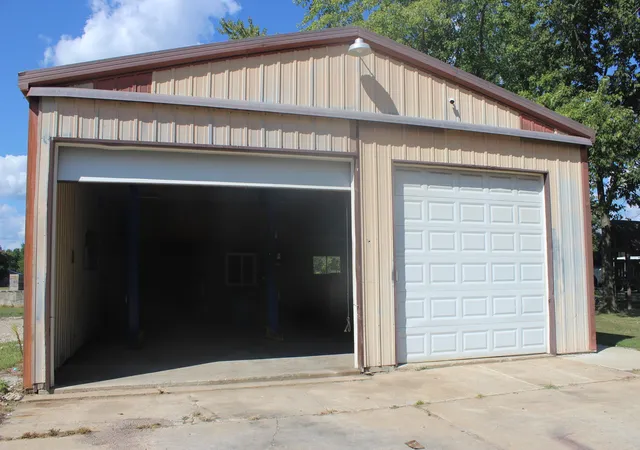 Photo 2 of Single family home for sale at 709 Thomas St, Iuka, IL 62849 | MLS# 12747043 | Listing updated on 2026-09-06