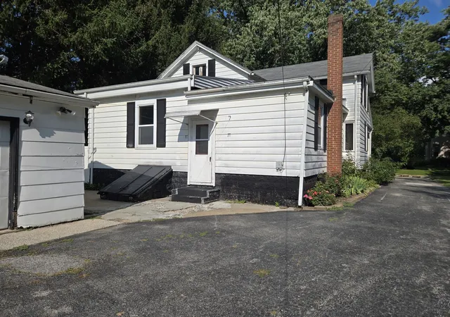Photo 3 of Single family home for sale at 317 N Maple St, Momence, IL 60954 | MLS# 12747058 | Listing updated on 2026-09-06