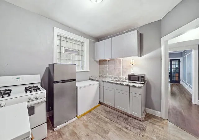 Listing Photo 5 - Condo for sale in building located at 8038 S Maryland Ave, Chicago, IL 60619