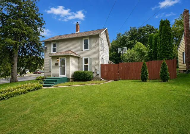 Photo 2 of Single family home for sale at 810 Hemlock Ave, Dixon, IL 61021 | MLS# 12747091 | Listing updated on 2026-09-04