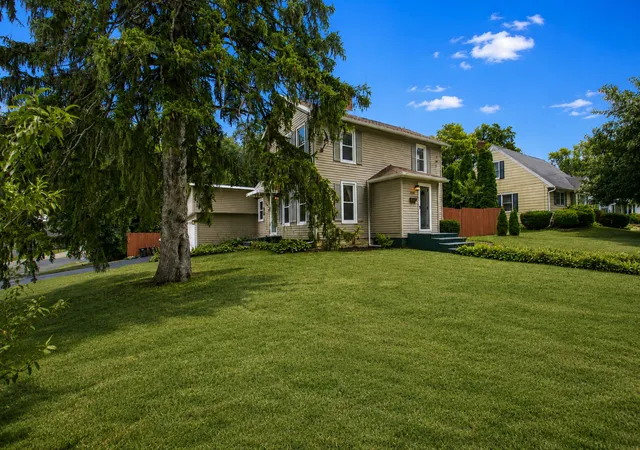 Photo 3 of Single family home for sale at 810 Hemlock Ave, Dixon, IL 61021 | MLS# 12747091 | Listing updated on 2026-09-04