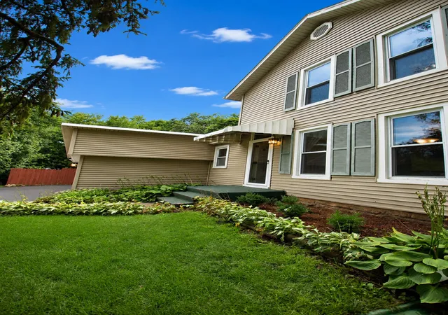 Photo 3 of Single family home for sale at 810 Hemlock Ave, Dixon, IL 61021 | MLS# 12747091 | Listing updated on 2026-09-04