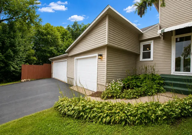 Photo 4 of Single family home for sale at 810 Hemlock Ave, Dixon, IL 61021 | MLS# 12747091 | Listing updated on 2026-09-04