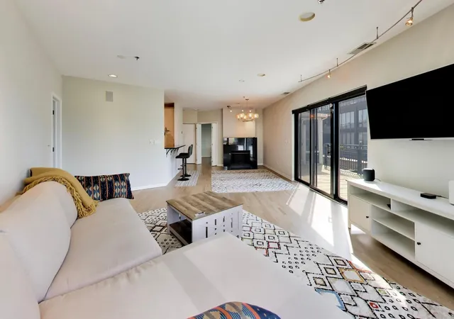 Listing Photo 4 - Condo for sale in building located at 520 W Huron St, Chicago, IL 60654 - Unit #704