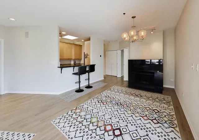 Listing Photo 5 - Condo for sale in building located at 520 W Huron St, Chicago, IL 60654 - Unit #704