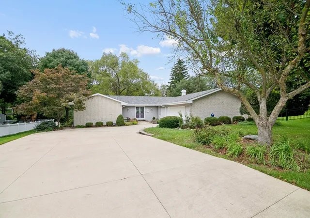 Photo 1 of Single family home for sale at 17 Oxford Pl, Bourbonnais, IL 60914 | MLS# 12747160 | Listing updated on 2026-10-05