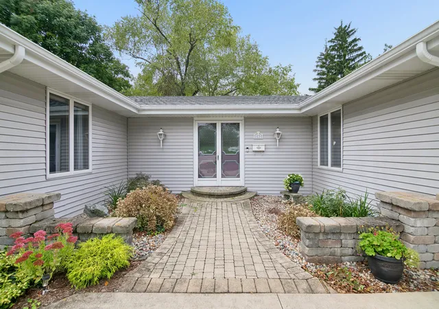 Photo 2 of Single family home for sale at 17 Oxford Pl, Bourbonnais, IL 60914 | MLS# 12747160 | Listing updated on 2026-10-05