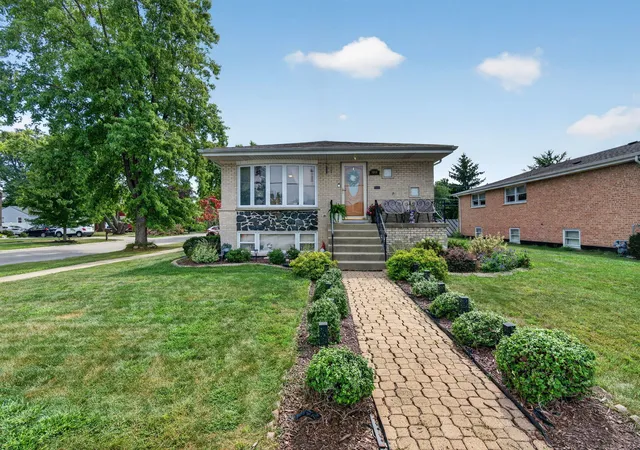 Photo 1 of Single family home for sale at 7001 W 81st Street, Burbank, IL 60459 | MLS# 12747162 | Listing updated on 2026-09-22