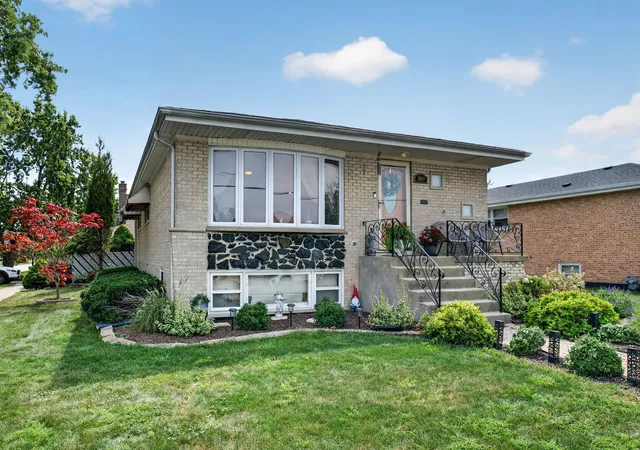 Photo 2 of Single family home for sale at 7001 W 81st Street, Burbank, IL 60459 | MLS# 12747162 | Listing updated on 2026-09-22