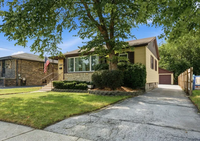 Photo 2 of Single family home for sale at 17946 Hickory St, Lansing, IL 60438 | MLS# 12747171 | Listing updated on 2026-09-29