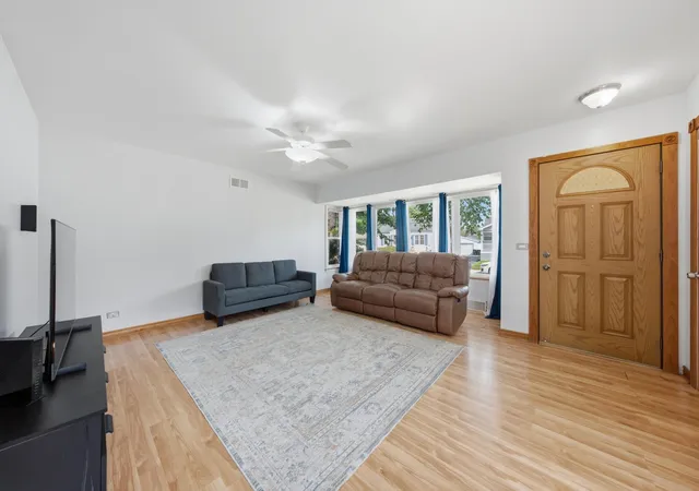 Photo 4 of Single family home for sale at 17946 Hickory St, Lansing, IL 60438 | MLS# 12747171 | Listing updated on 2026-09-29