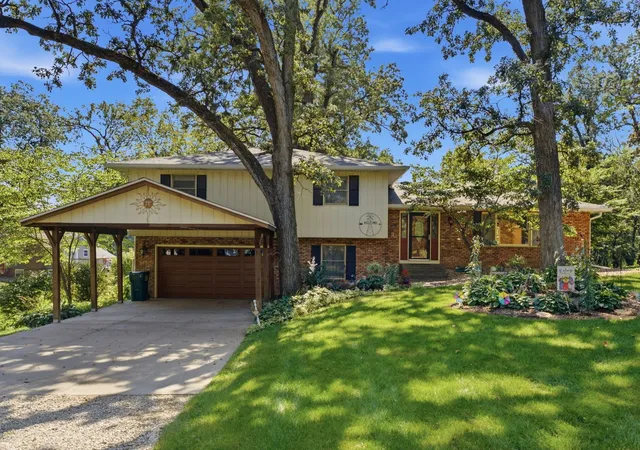 Photo 1 of Single family home for sale at 4 Timberlane Dr, Geneseo, IL 61254 | MLS# 12747201 | Listing updated on 2026-09-29