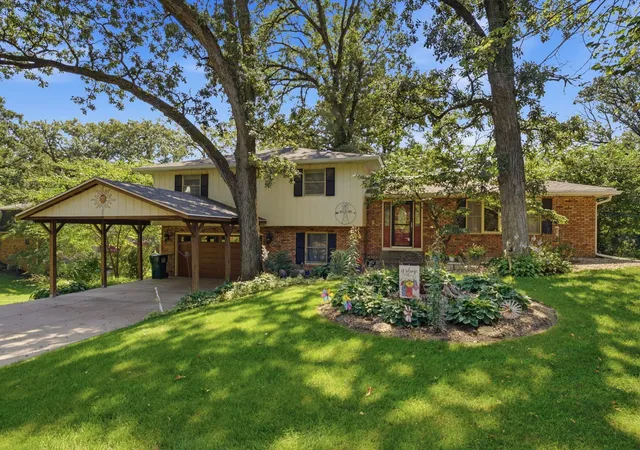 Photo 2 of Single family home for sale at 4 Timberlane Dr, Geneseo, IL 61254 | MLS# 12747201 | Listing updated on 2026-09-29