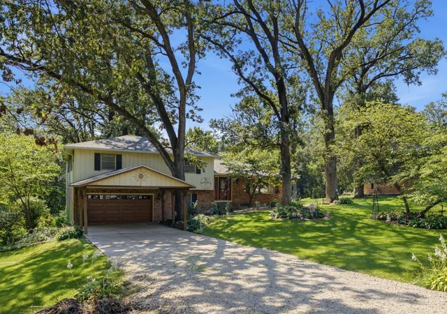 Photo 3 of Single family home for sale at 4 Timberlane Dr, Geneseo, IL 61254 | MLS# 12747201 | Listing updated on 2026-09-29