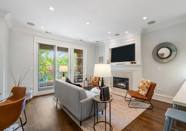 Photo 2 of Sale Pending at 722 W Aldine Ave #3W, Chicago, IL 60657 | MLS# 12747210 | Listing updated on 2026-10-03