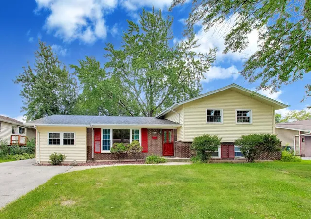 Single family home for sale at 2805 Kincaid Dr, Woodridge, IL 60517 | MLS# 12747240