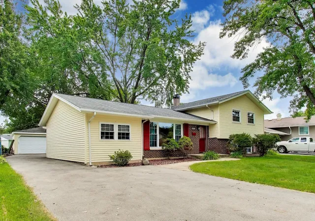 Photo 2 of Single family home for sale at 2805 Kincaid Dr, Woodridge, IL 60517 | MLS# 12747240 | Listing updated on 2026-09-24