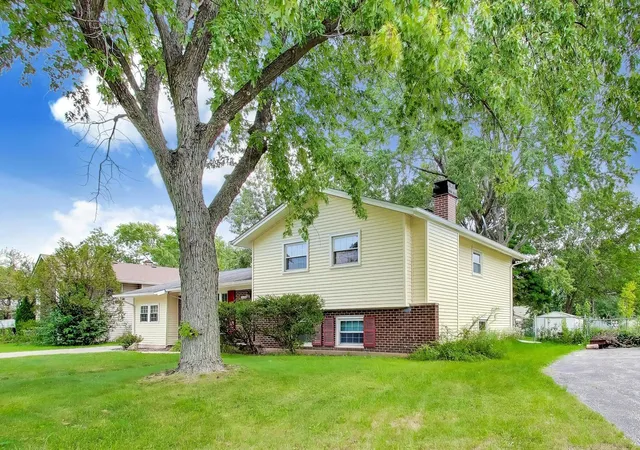 Photo 3 of Single family home for sale at 2805 Kincaid Dr, Woodridge, IL 60517 | MLS# 12747240 | Listing updated on 2026-09-24