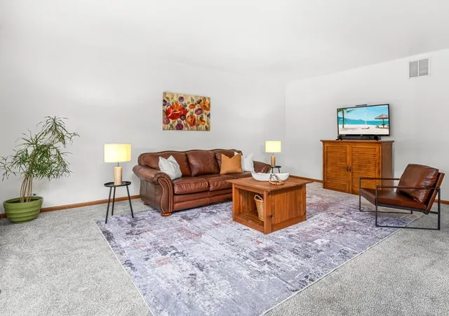 Photo 4 of Single family home for sale at 351 Whitewater Ln, Oswego, IL 60543 | MLS# 12747241 | Listing updated on 2026-09-14