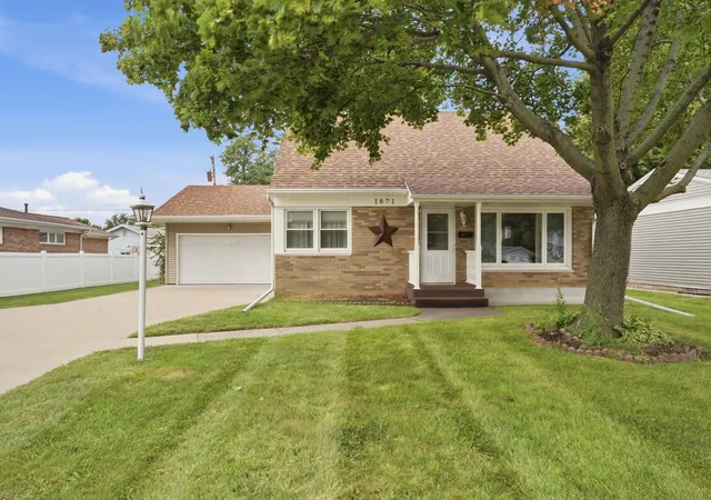 Photo 2 of Sale Pending at 1871 41st Street, Moline, IL 61265 | MLS# 12747249 | Listing updated on 2026-09-20