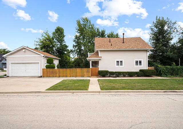Photo 2 of Single family home for sale at 3900 Custer Ave, Brookfield, IL 60513 | MLS# 12747251 | Listing updated on 2026-10-01