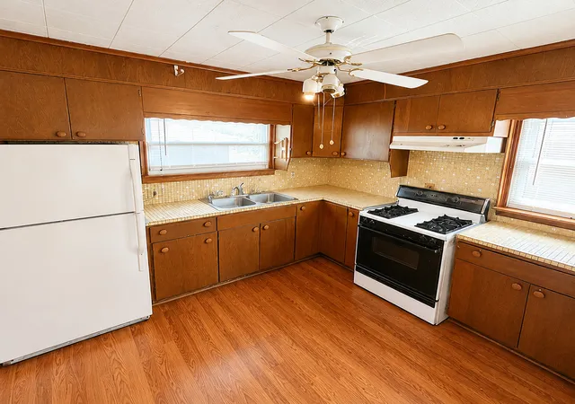 Photo 4 of Single family home for sale at 717 N May St, Aurora, IL 60506 | MLS# 12747272 | Listing updated on 2026-09-24