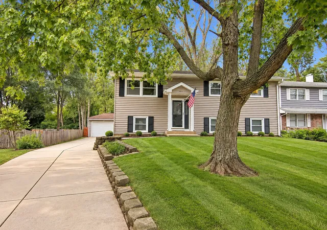 Photo 1 of Single family home for sale at 1011 Washington Ave, Wauconda, IL 60084 | MLS# 12747292 | Listing updated on 2026-10-01