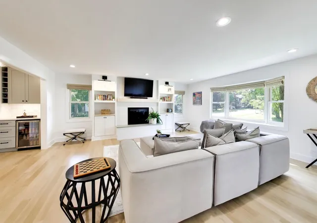 Photo 3 of Single family home for sale at 101 N Clay St, Hinsdale, IL 60521 | MLS# 12747318 | Listing updated on 2026-09-22