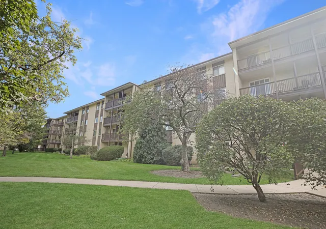 Photo 4 of Condo for sale at 650 Murray Ln #210, Des Plaines, IL 60016 | MLS# 12747324 | Listing updated on 2026-09-13