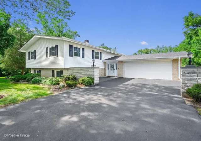 Photo 1 of Sale Pending at 924 Plainfield Rd, Downers Grove, IL 60516 | MLS# 12747378 | Listing updated on 2026-10-01