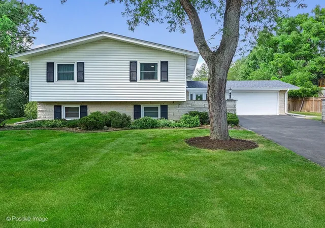 Photo 2 of Sale Pending at 924 Plainfield Rd, Downers Grove, IL 60516 | MLS# 12747378 | Listing updated on 2026-10-01
