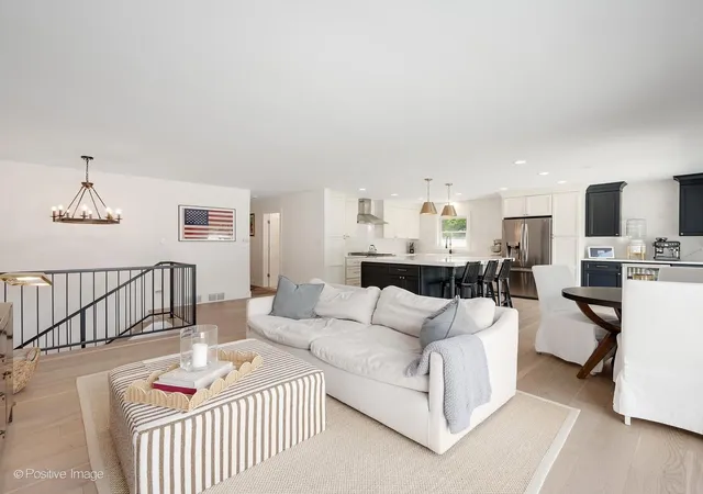 Photo 4 of Sale Pending at 924 Plainfield Rd, Downers Grove, IL 60516 | MLS# 12747378 | Listing updated on 2026-10-01