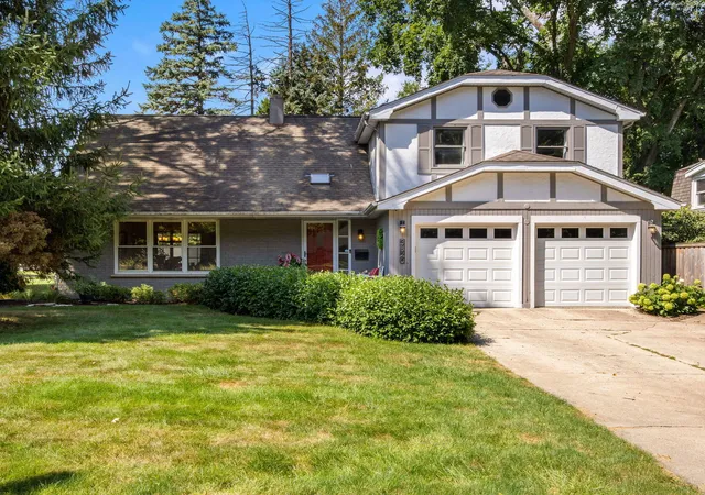 Photo 1 of Single family home for sale at 3820 Saratoga Ave, Downers Grove, IL 60515 | MLS# 12747413 | Listing updated on 2026-09-16