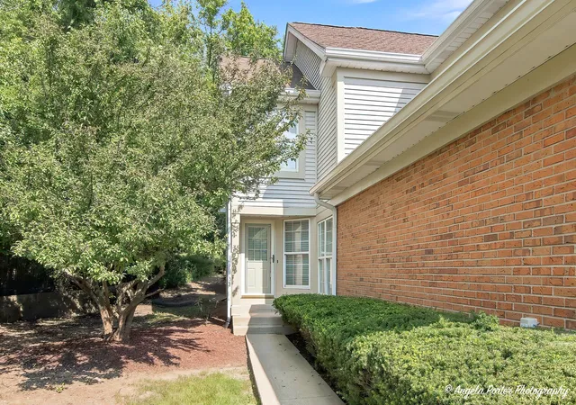 Photo 3 of Townhouse for sale at 327 Cimarron Rd #327, Lombard, IL 60148 | MLS# 12747512 | Listing updated on 2026-09-23