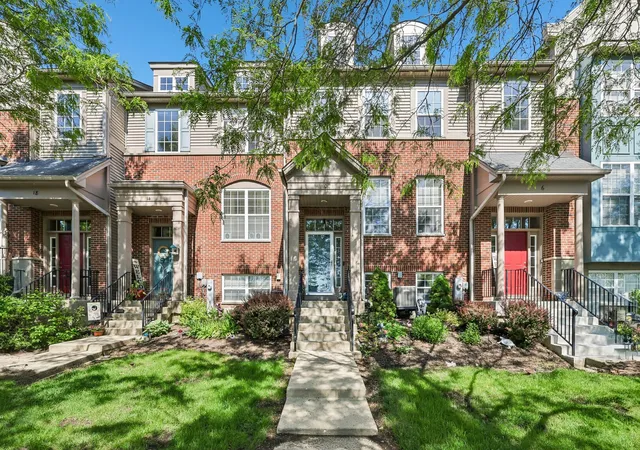 Townhouse for sale at 10 Thomas Ct, Grayslake, IL 60030 | MLS# 12747515