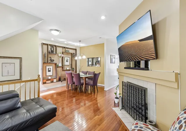 Photo 3 of Townhouse for sale at 10 Thomas Ct, Grayslake, IL 60030 | MLS# 12747515 | Listing updated on 2026-09-06