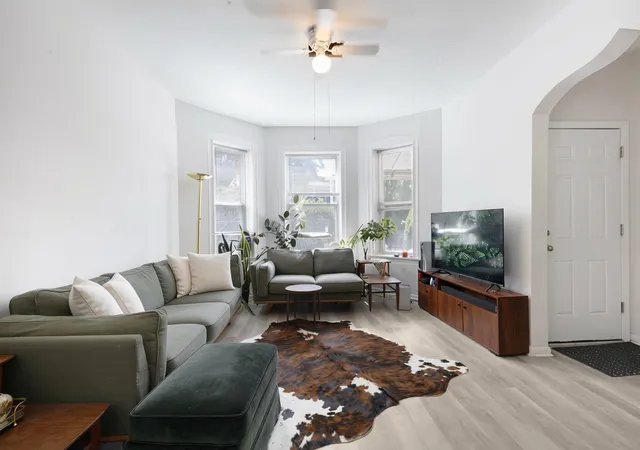Listing Photo 4 - Condo for sale in building located at 4018 W Oakdale Ave, Chicago, IL 60641