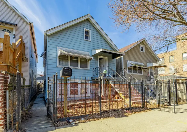 Listing Photo 2 - Condo for sale in building located at 4722 S Ada St, Chicago, IL 60609