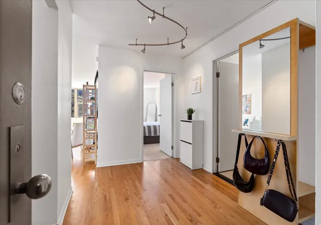 Photo 2 of Condo for sale at 525 W Hawthorne Pl #1007, Chicago, IL 60657 | MLS# 12747603 | Listing updated on 2026-09-14