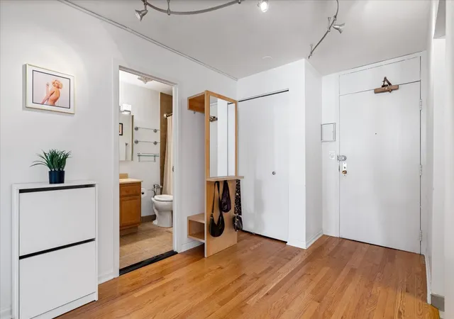 Photo 3 of Condo for sale at 525 W Hawthorne Pl #1007, Chicago, IL 60657 | MLS# 12747603 | Listing updated on 2026-09-14