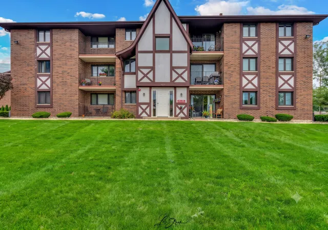 Photo 1 of Condo for sale at 10521 S Roberts Rd #1B, Palos Hills, IL 60465 | MLS# 12747621 | Listing updated on 2026-10-01