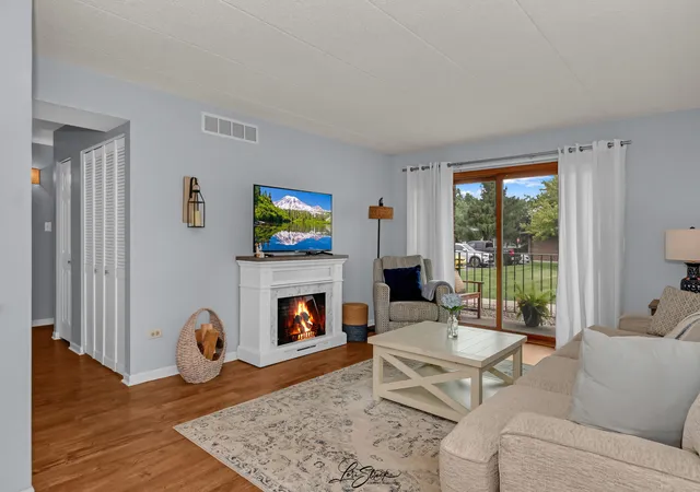 Photo 3 of Condo for sale at 10521 S Roberts Rd #1B, Palos Hills, IL 60465 | MLS# 12747621 | Listing updated on 2026-10-01