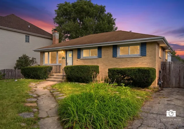 Photo 1 of Single family home for sale at 599 N Willow Rd, Elmhurst, IL 60126 | MLS# 12747632 | Listing updated on 2026-09-07