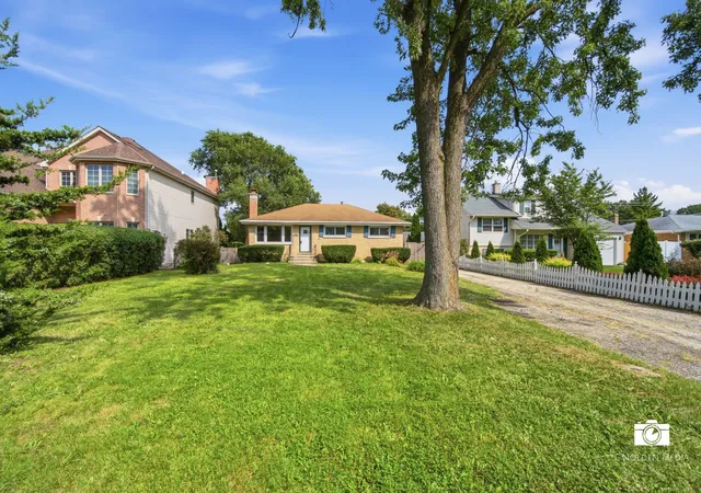 Photo 2 of Single family home for sale at 599 N Willow Rd, Elmhurst, IL 60126 | MLS# 12747632 | Listing updated on 2026-09-07