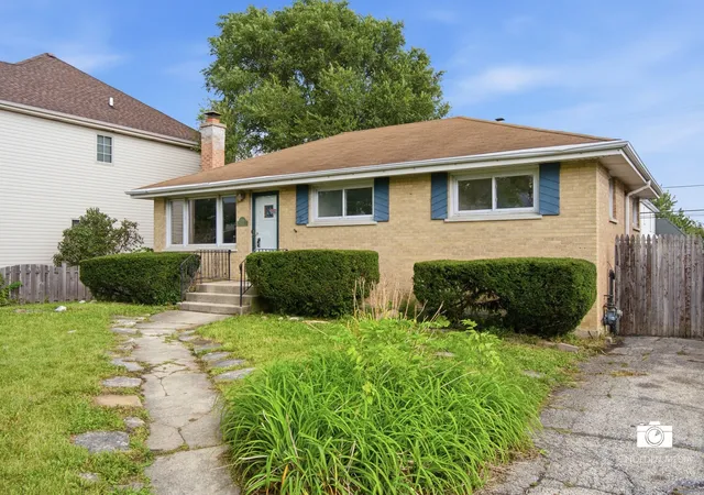 Photo 3 of Single family home for sale at 599 N Willow Rd, Elmhurst, IL 60126 | MLS# 12747632 | Listing updated on 2026-09-25