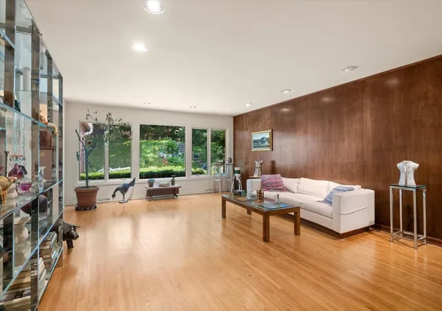 Photo 4 of Single family home for sale at 822 Timber Hl Rd, Highland Park, IL 60035 | MLS# 12747636 | Listing updated on 2026-09-23