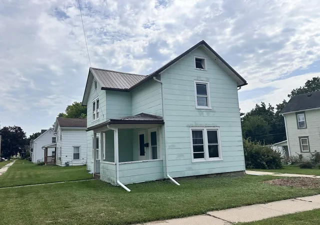 Photo 2 of Single family home for sale at 639 W Ordway St, Freeport, IL 61032 | MLS# 12747637 | Listing updated on 2026-09-06