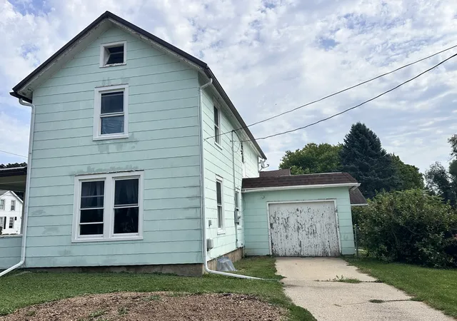 Photo 2 of Single family home for sale at 639 W Ordway St, Freeport, IL 61032 | MLS# 12747637 | Listing updated on 2026-09-06