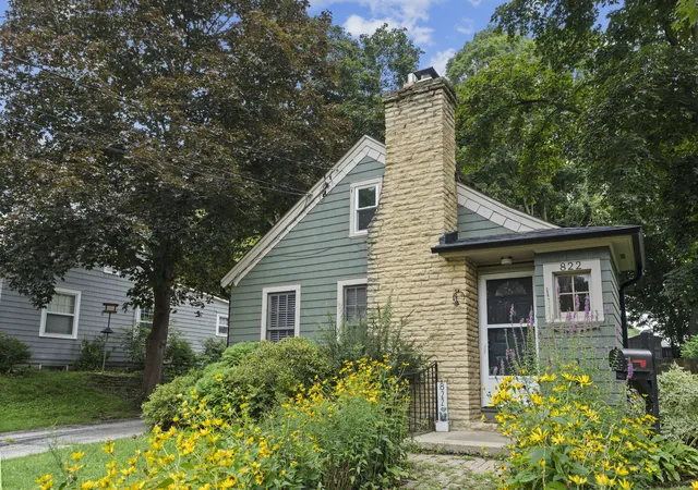 Photo 1 of Single family home for sale at 822 N Madison St, Woodstock, IL 60098 | MLS# 12747638 | Listing updated on 2026-09-14