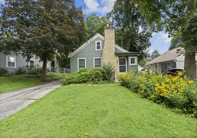 Photo 2 of Single family home for sale at 822 N Madison St, Woodstock, IL 60098 | MLS# 12747638 | Listing updated on 2026-09-14